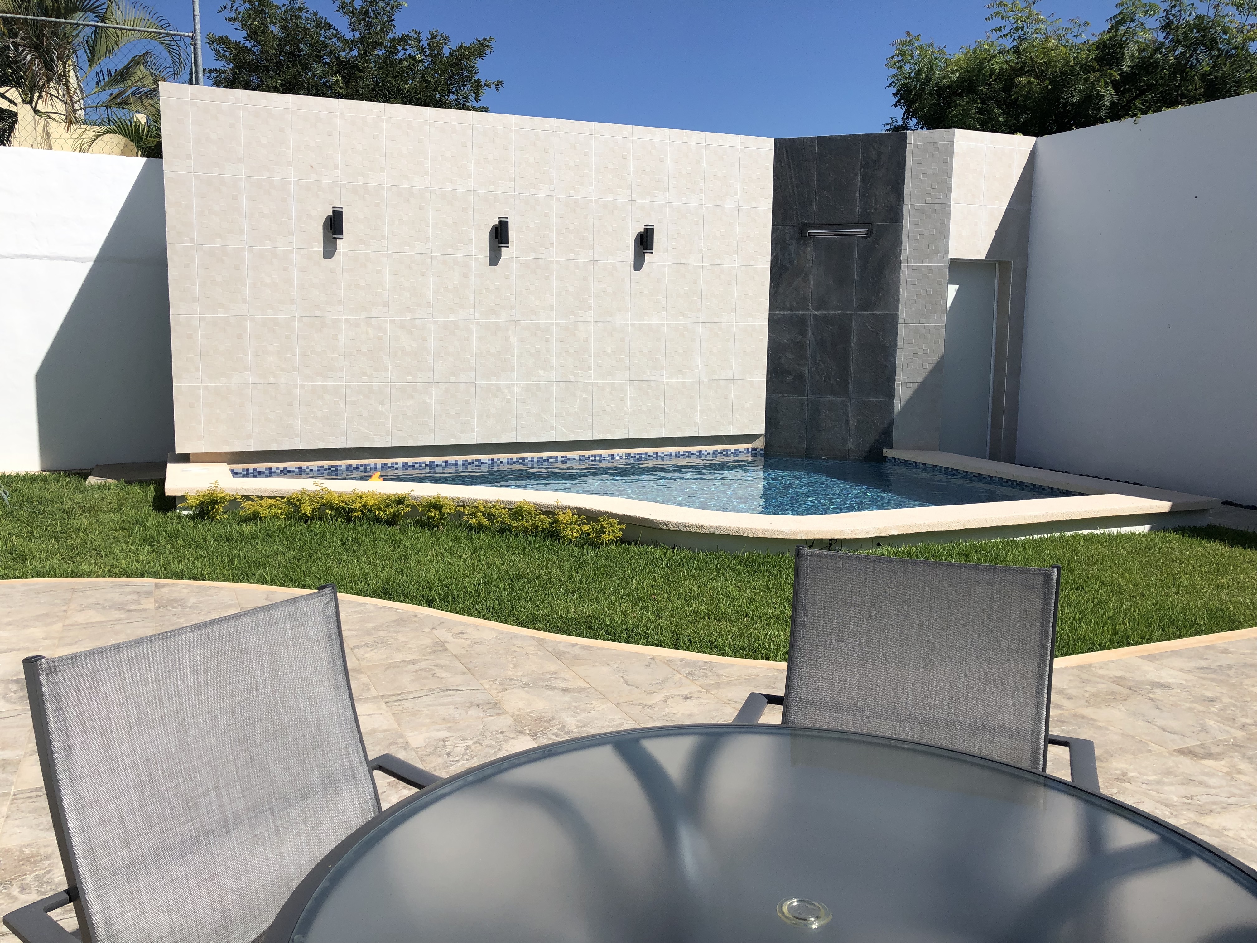 Piscina y patio